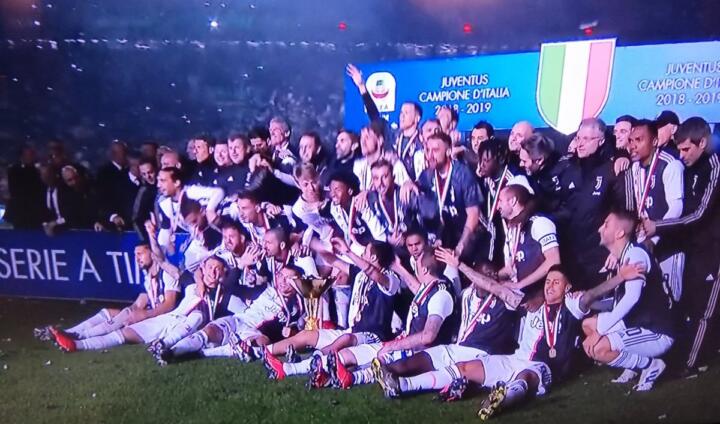 juventus premiazione scudetto campioni d'italia 2018-2019