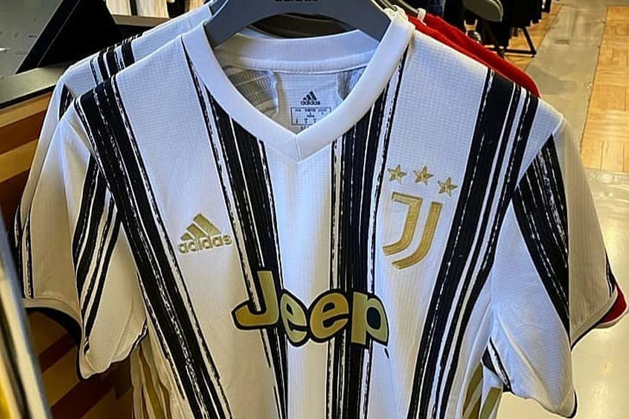 La Juventus giocherà con la vecchia maglia quando debutta la nuova?