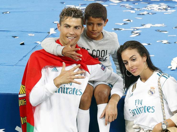 Ronaldo e la compagna Giorgina, insieme al figlio Cristiano Ronaldo Junior