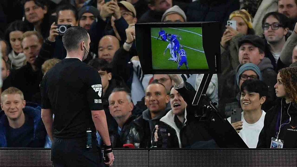 Arbitro consulta Var