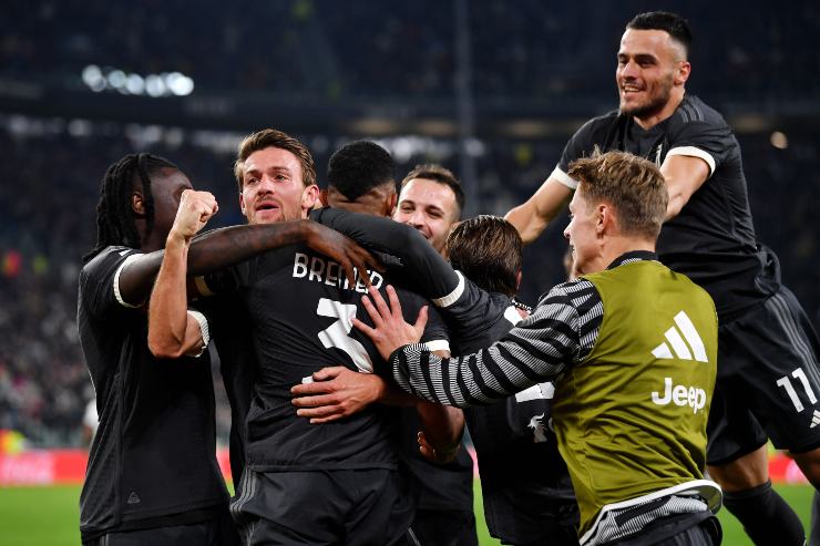 Calciatori della Juventus esultano