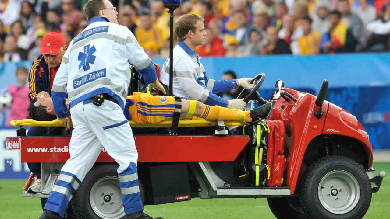 Calciatore soccorso in barella