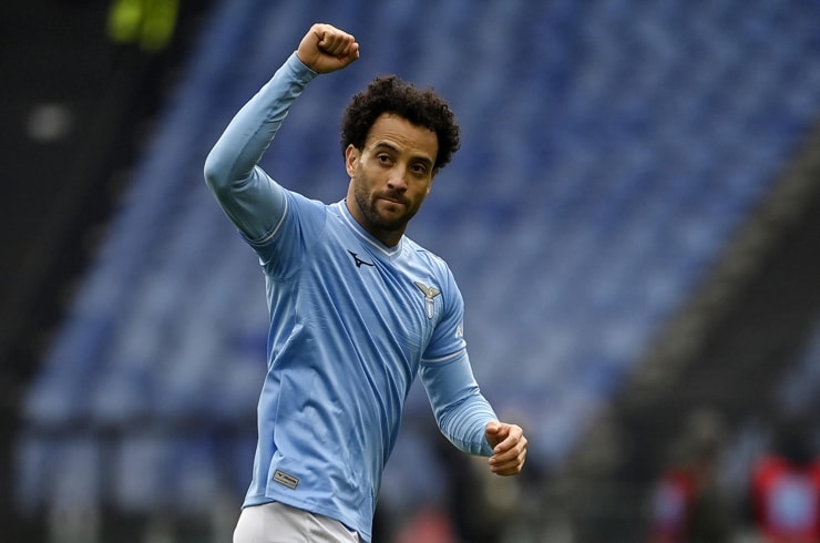 Felipe Anderson a segno con la maglia della Lazio - Foto ANSA - Jmania.it