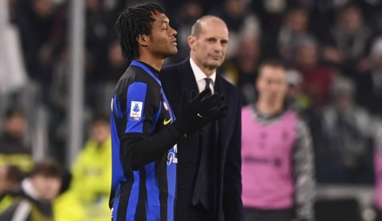 Juan Cuadrado e Max Allegri a bordo campo - Foto Lapresse - Jmania.it