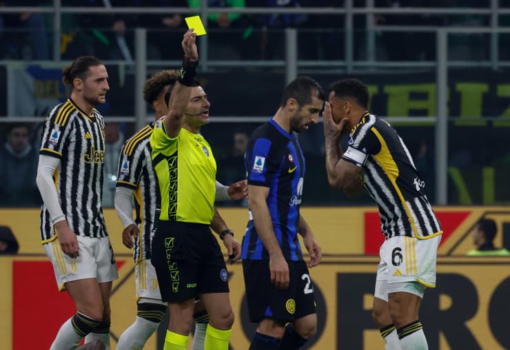 L'arbitro Maresca ammonisce Danilo in Inter vs Juventus - Foto ANSA - Jmania.it