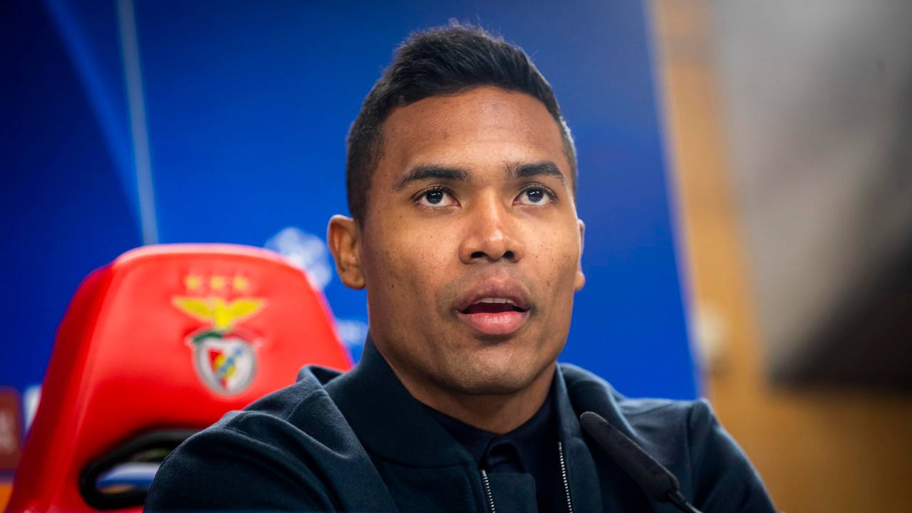 Alex Sandro durante una conferenza stampa - foto ANSA - JMania.it