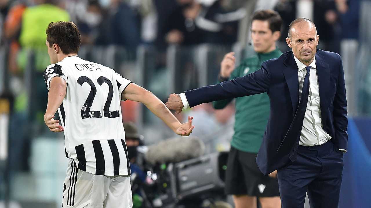 Allegri dà il cinque al suo attaccante Chiesa - foto ANSA - JMania.it