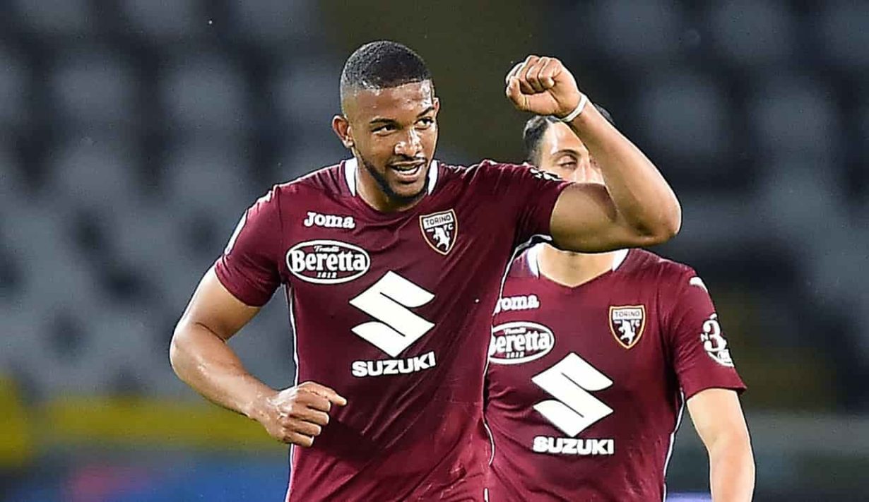 Bremer a segno con la maglia del Torino - Foto ANSA - Dotsport.it