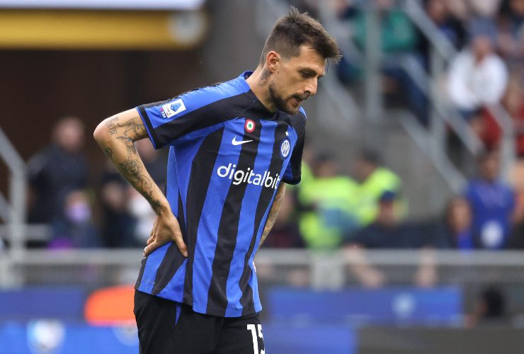 Francesco Acerbi che si tocca la schiena in campo - foto ANSA - JMania.it