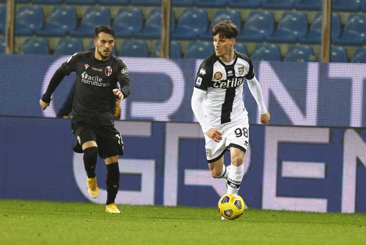 Man con la maglia del Parma - Foto ANSA - Jmania.it