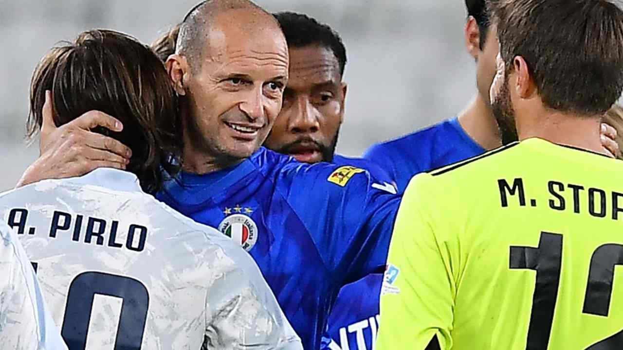 Max Allegri che abbraccia Pirlo e Marco Storari - foto ANSA - JMania.it