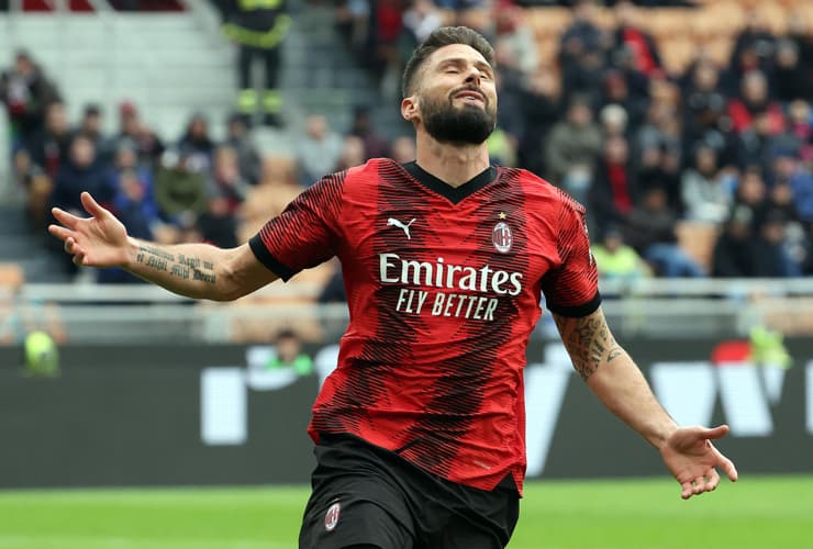 Olivier Giroud con la maglia del Milan in una recente partita - Foto ANSA - Jmania.it