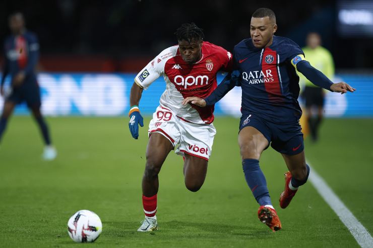 Singo prova ad ostacolare Mbappè sulla fascia - foto ANSA - JMania.it