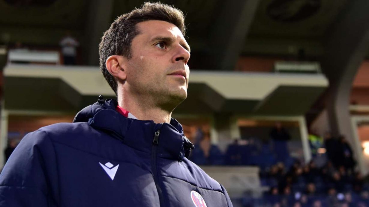 Thiago Motta osserva il lavoro del suo Bologna in campo - foto ANSA - JMania.it