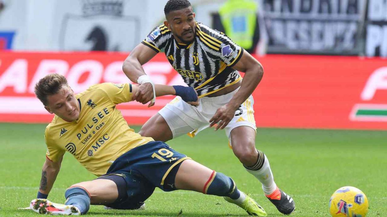 Bremer ostacola Retegui del Genoa - foto ANSA - JMania.it