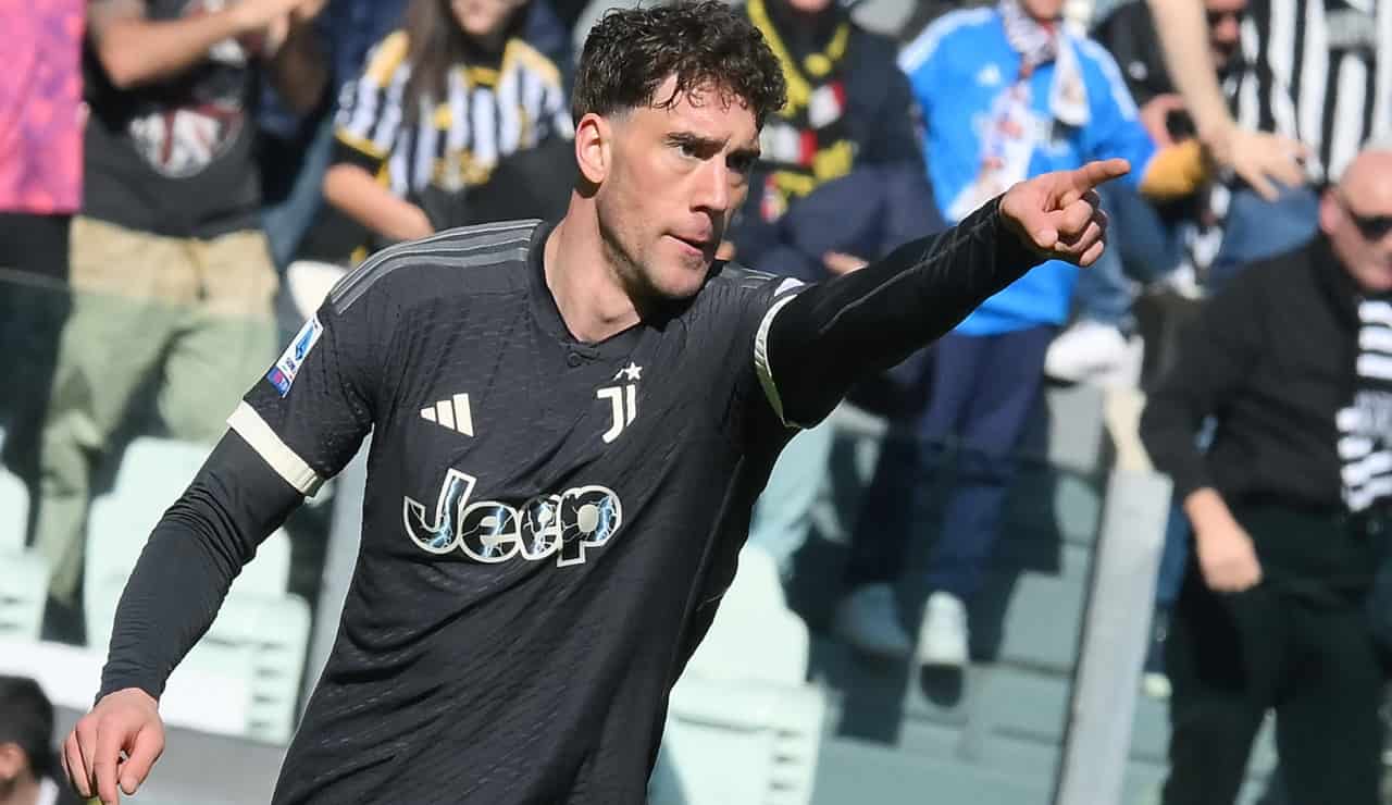 Dusan Vlahovic con la maglia della Juventus - Foto ANSA - Jmania.it