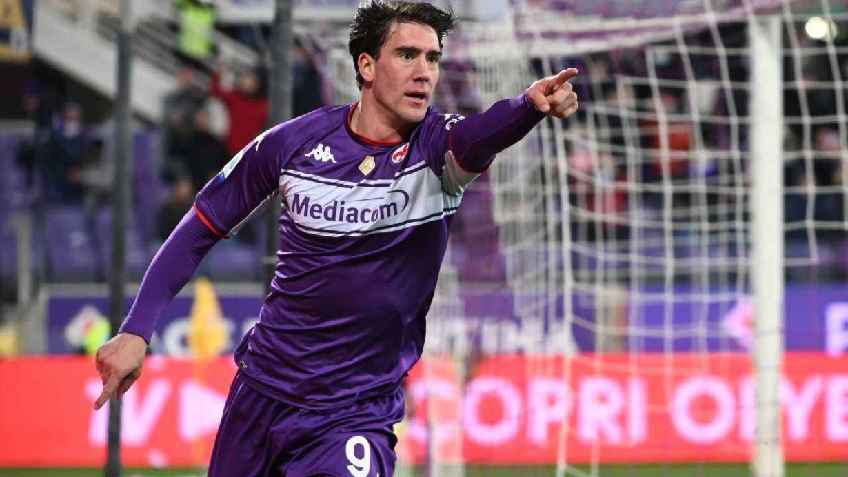 Dusan Vlahovic esulta dopo aver segnato un goal con i viola - foto ANSA - JMania.it