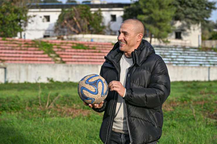 Fabio Cannavaro sorride con un pallone tra le mani - foto ANSA - JMania.it