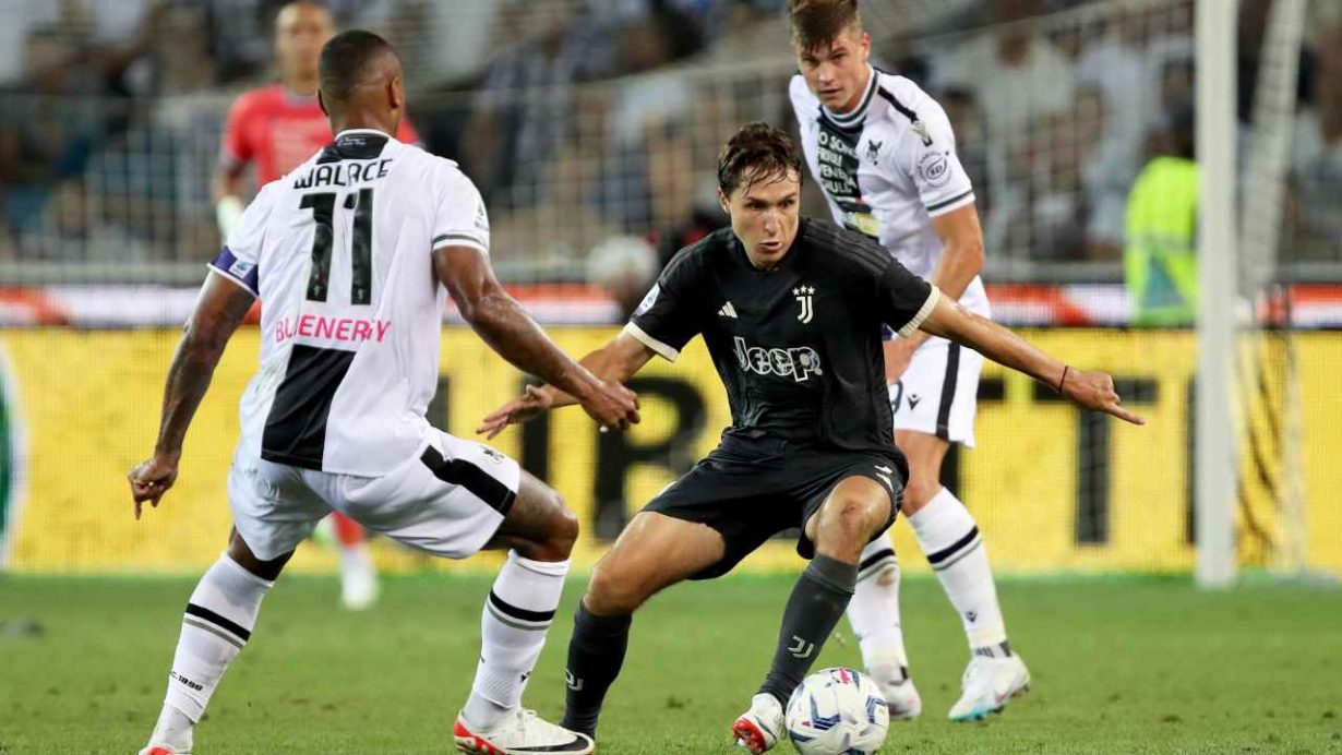 Federico Chiesa ostacolato da due giocatori dell'Udinese - foto ANSA - JMania.it