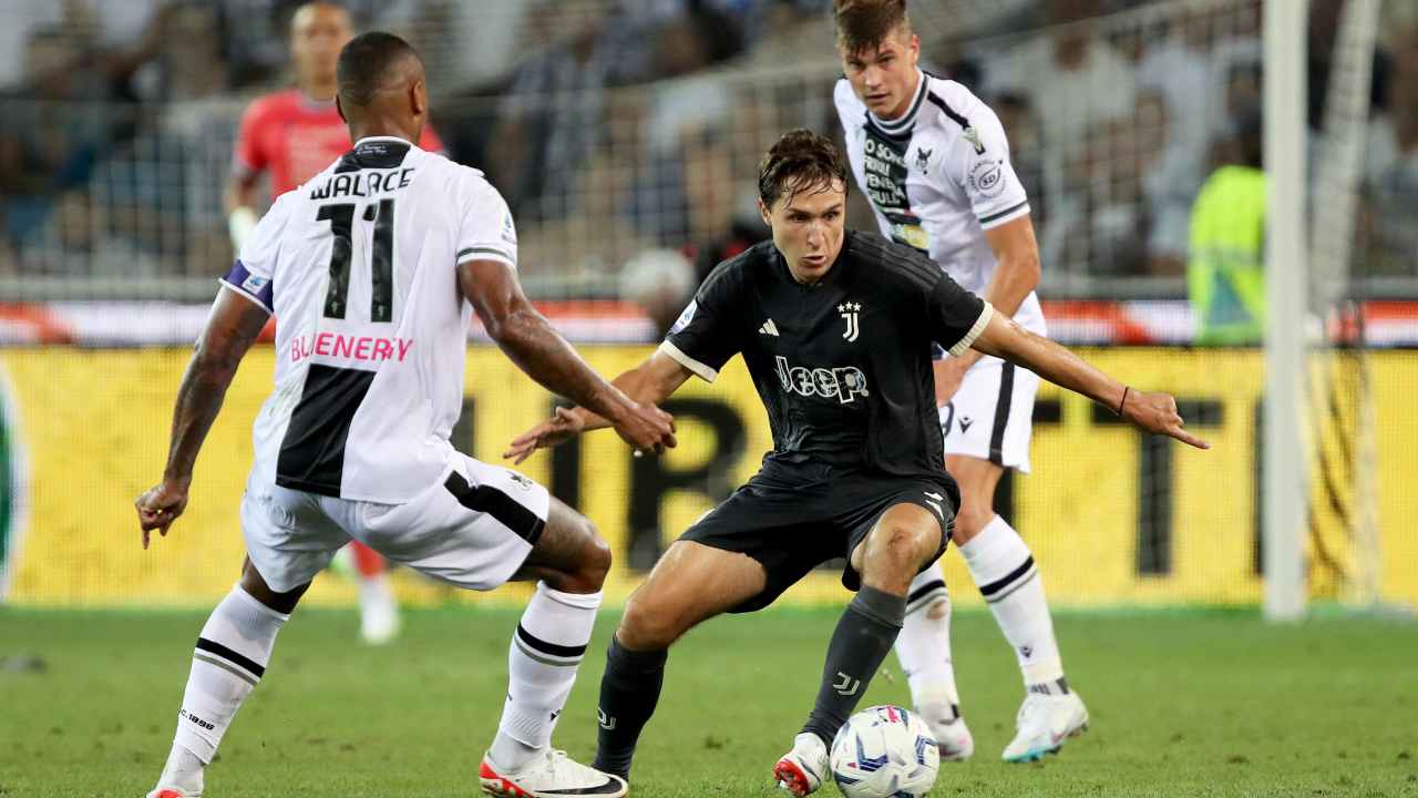 Federico Chiesa ostacolato da due giocatori dell'Udinese - foto ANSA - JMania.it