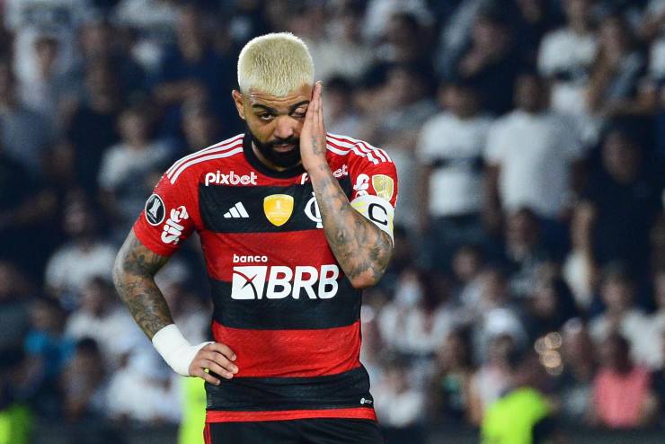 Gabigol con uno sguardo preoccupato in campo con il Flamengo - foto ANSA - JMania.it