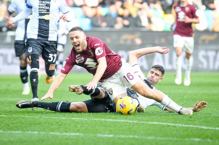 Lautaro Giannetti in scivolata contro il calciatore del Torino - foto ANSA - JMania.it