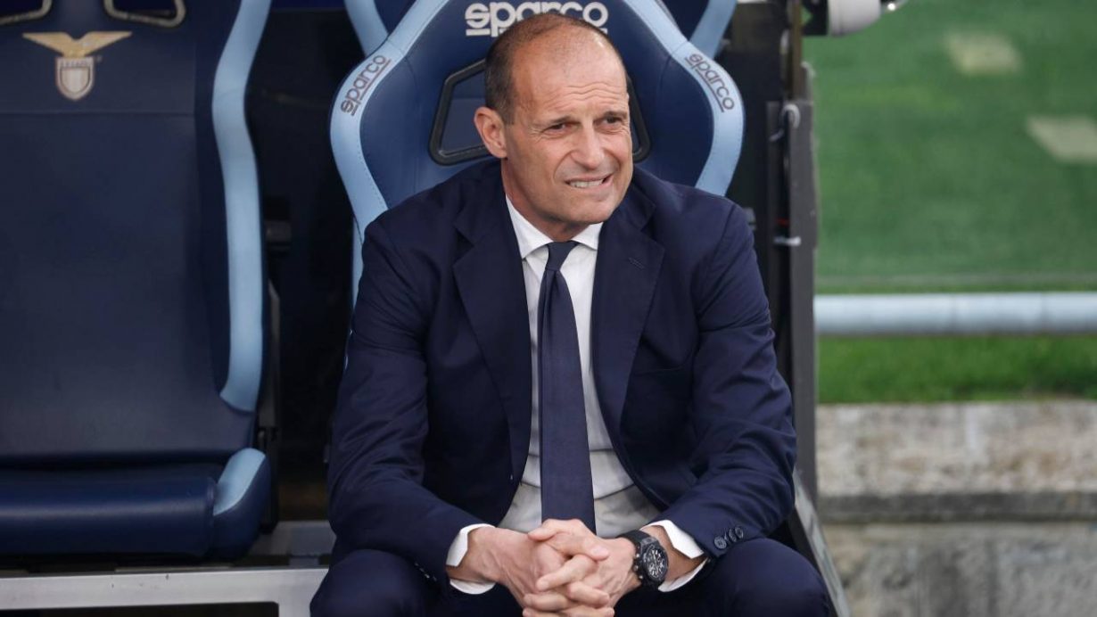 Max Allegri assiste alla partita seduto in panchina - foto ANSA - JMania.it