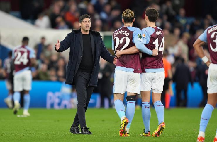 Paulo Fonseca va a salutare i giocatori dell'Aston Villa - foto ANSA - JMania.it