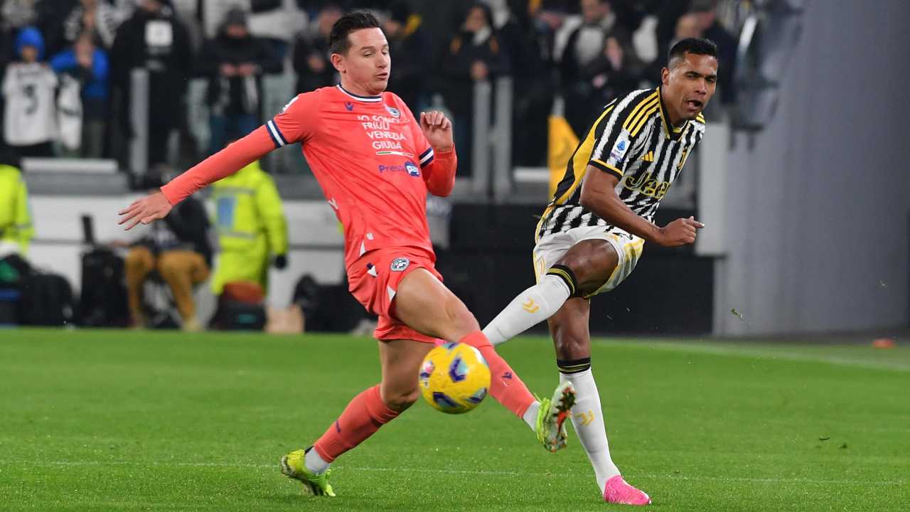 Alex Sandro ostacola il suo avversario dell'Udinese - foto ANSA - JMania.it