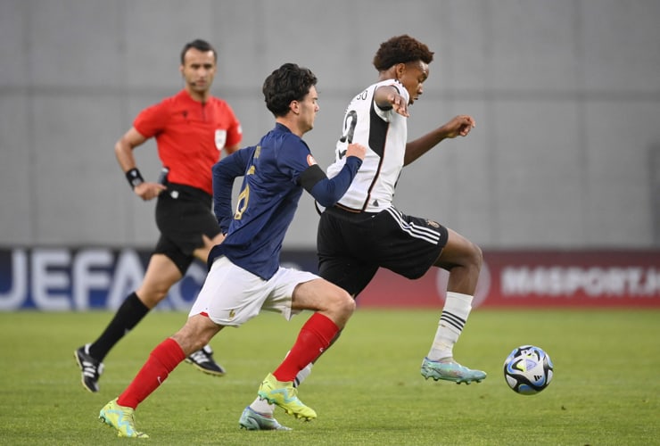 Assan Ouedraogo con le giovanili della Nazionale tedesca - Foto ANSA - Jmania.it