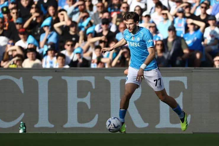 Kvara con la maglia del Napoli - Foto Lapresse - Jmania.it
