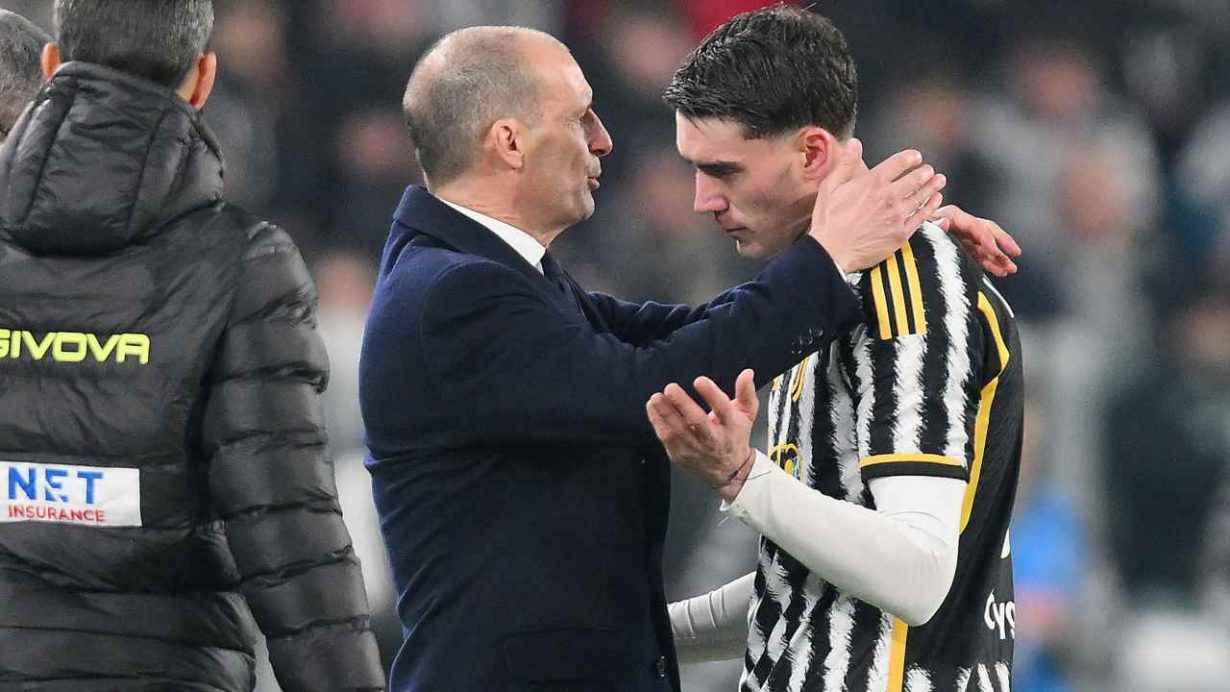 Max Allegri abbraccia e conforta il suo Vlahovic - foto ANSA - JMania.it