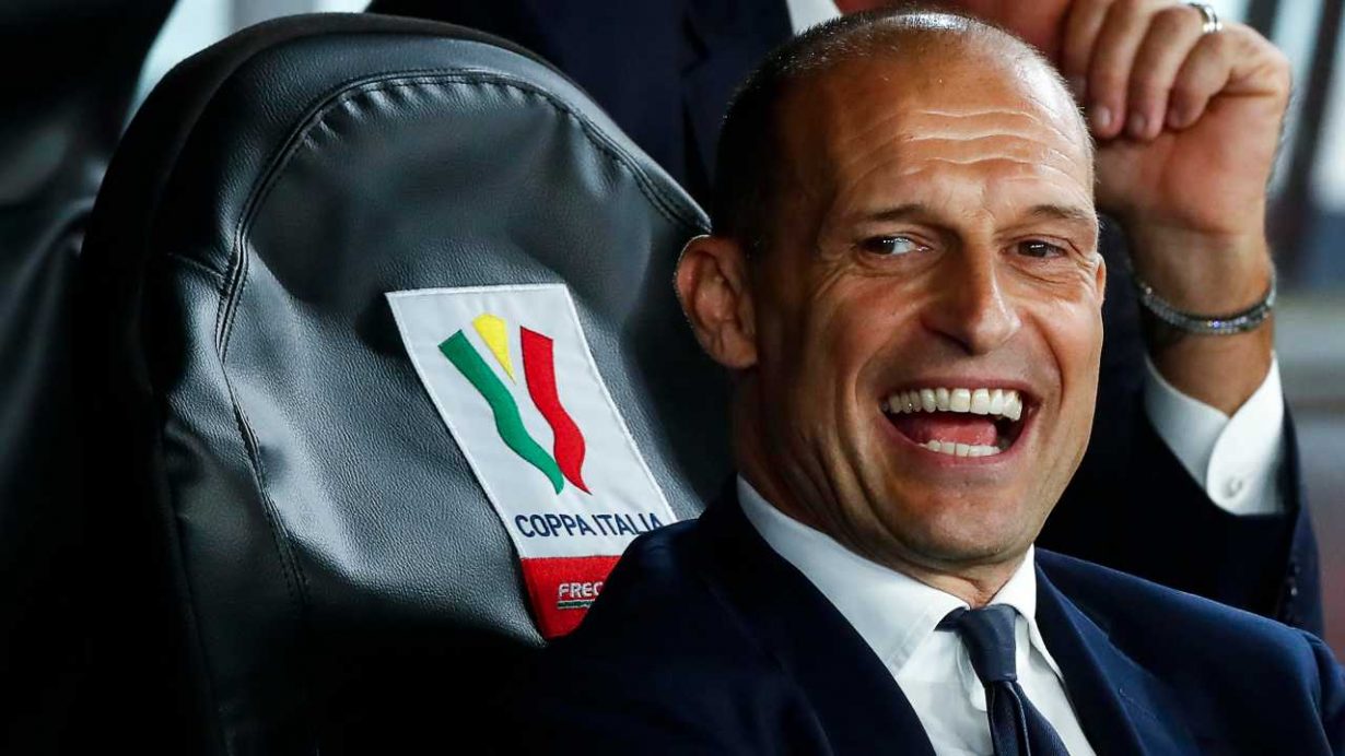 Max Allegri se la ride felice e soddisfatto in panchina - foto ANSA - JMania.it