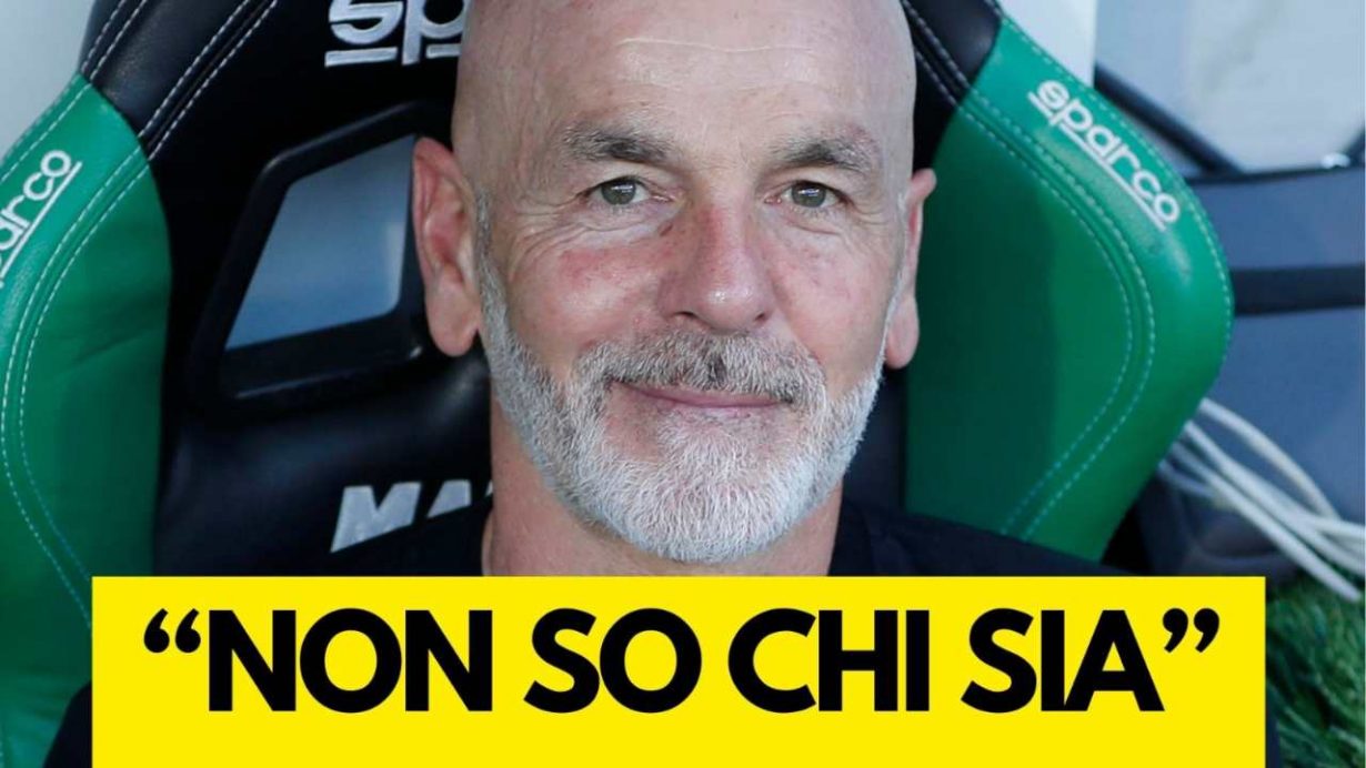 Stefano Pioli con sguardo allegro seduto in panchina - foto ANSA - JMania.it
