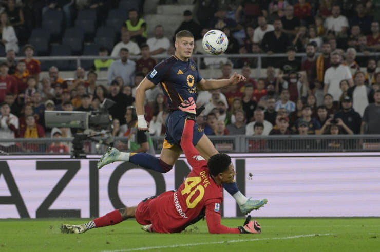 Artem Dovbyk segna un gol con la Roma - Foto Lapresse - Jmania.it