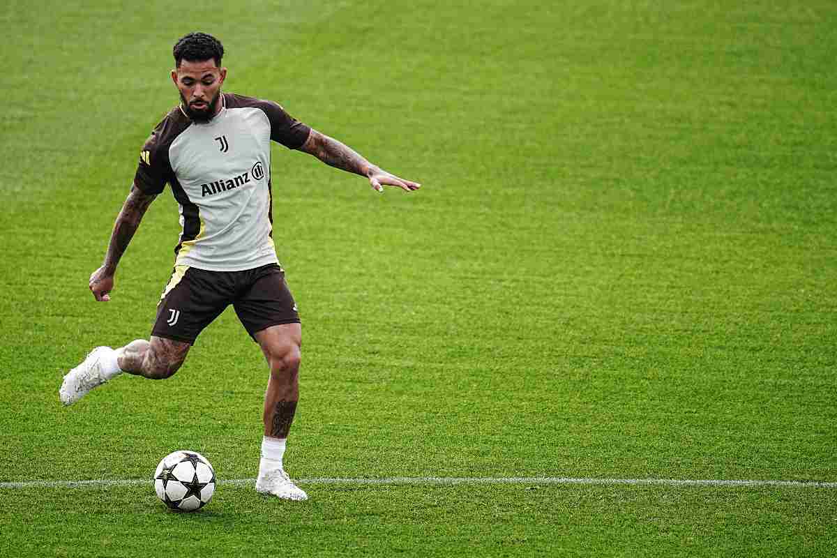 Douglas Luiz nel caos, il centrocampista brasiliano non si è presentato questa mattina alla Continassa: la risposta della Juventus. Le ultimissime notizie sul mondo della squadra bianconera