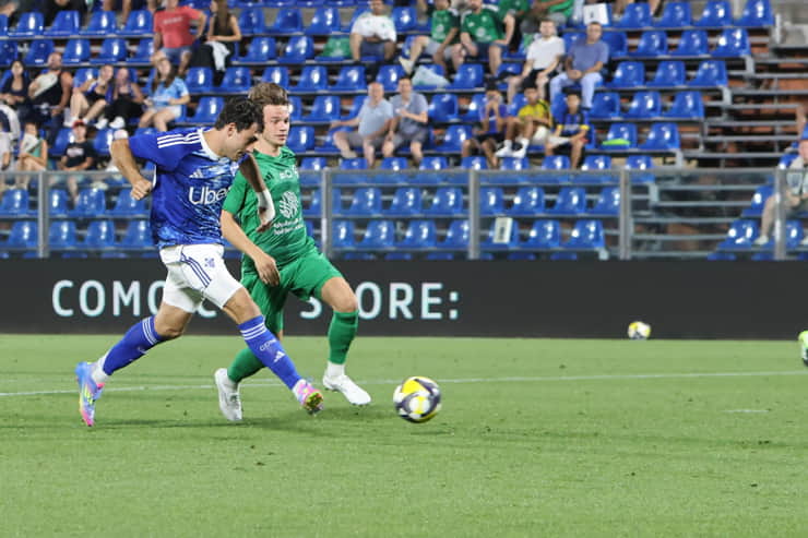 Azon in campo con la maglia del Como - Foto Lapresse - Ternanatime.com