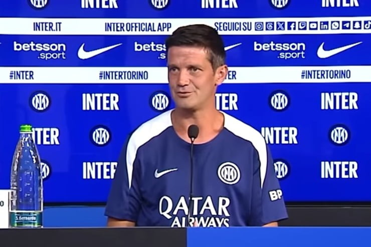 Cristian Chivu in conferenza - Foto Lapresse - Jmania.it