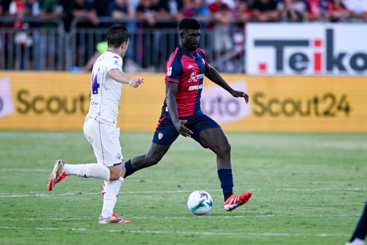 Adopo in campo con la maglia del Cagliari - Foto Lapresse - Jmania.it