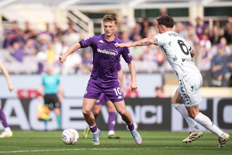 Albert Gudmundsson con la maglia della Fiorentina - Foto LaPresse - Jmania.it