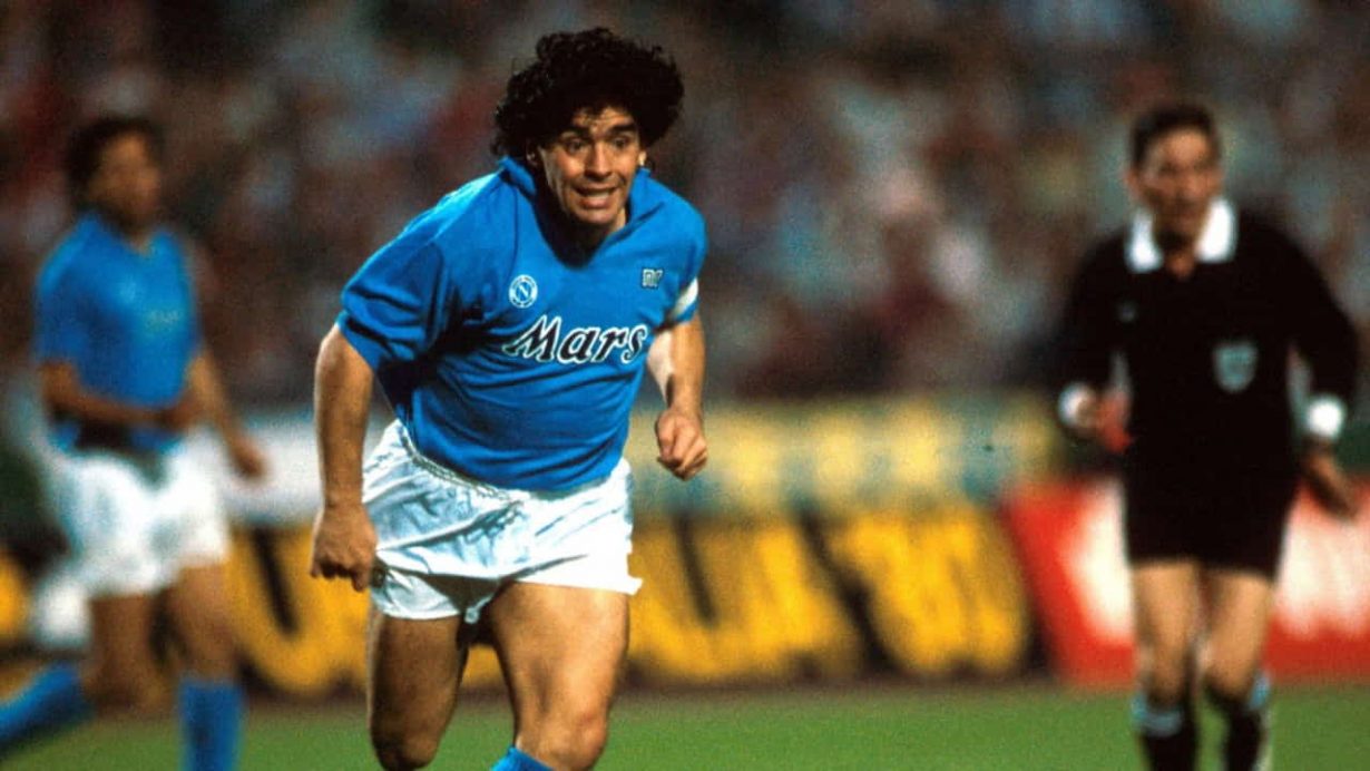 Diego Armando Maradona con la maglia del Napoli - Foto Lapresse - Jmania.it
