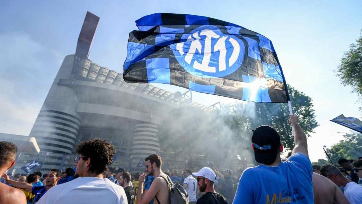 Tifosi dell'Inter davanti al Meazza