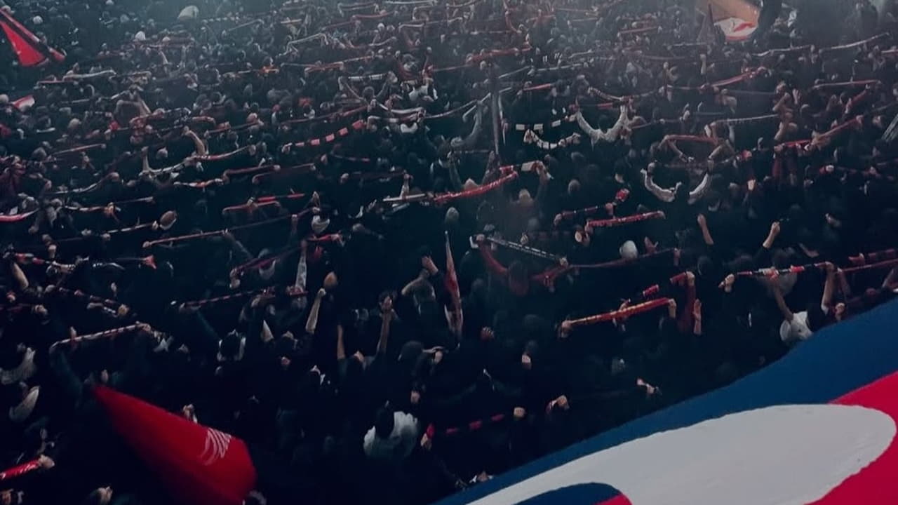 I tifosi rossoblu in curva - Foto Instagram - Jmania.it