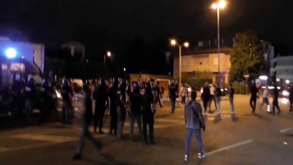 Scontri tra tifosi fuori dallo stadio