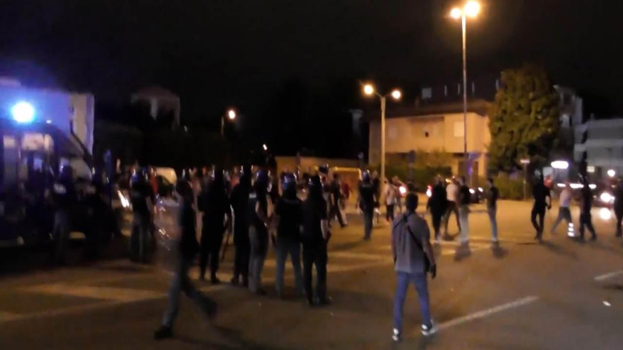 Scontri tra tifosi fuori dallo stadio