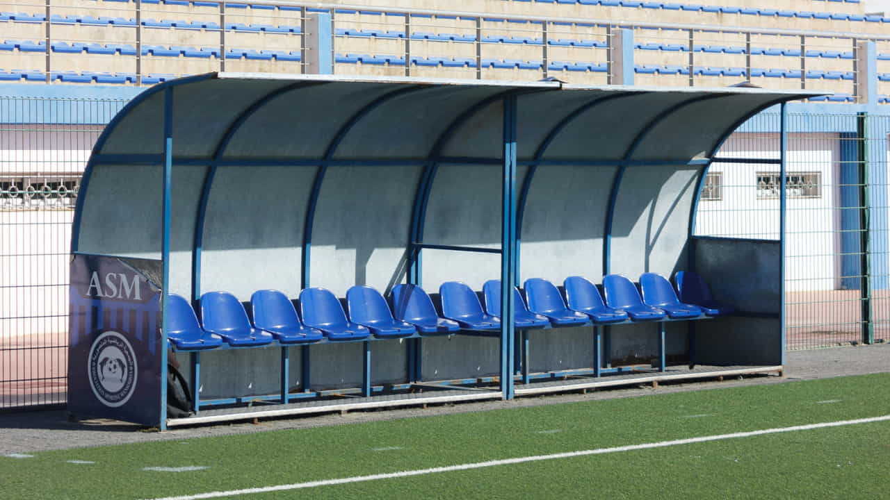 Una panchina di calcio vuota - Foto Pexels - Jmania.it