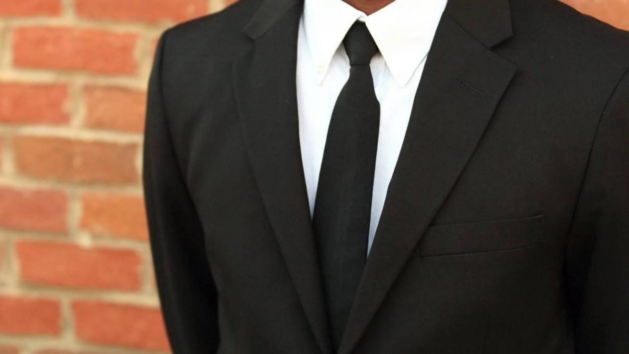 Uomo in giacca e cravatta